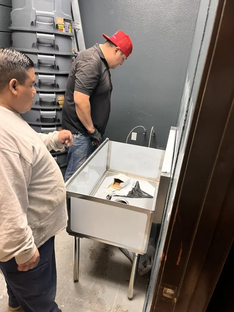 Commercial plumbing and sink installation in Estado de Cholla